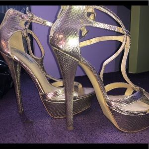 BRAND NEW Steve Madden Gold Heels